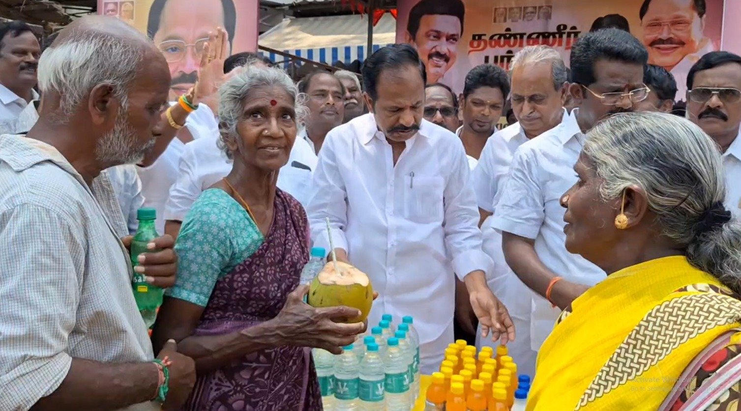வேலூர் மாவட்டத்தில் வெப்பத்திலிருந்து பொதுமக்கள் தற்காத்துக் கொள்ள திமுகவினர் தண்ணீர் பந்தல் திறந்து வைத்தார். வேலூர் மாவட்டத்தில் வெப்பத்திலிருந்து பொதுமக்கள் தற்காத்துக் கொள்ள திமுகவினர் தண்ணீர் பந்தல் திறந்து வைத்தார்.