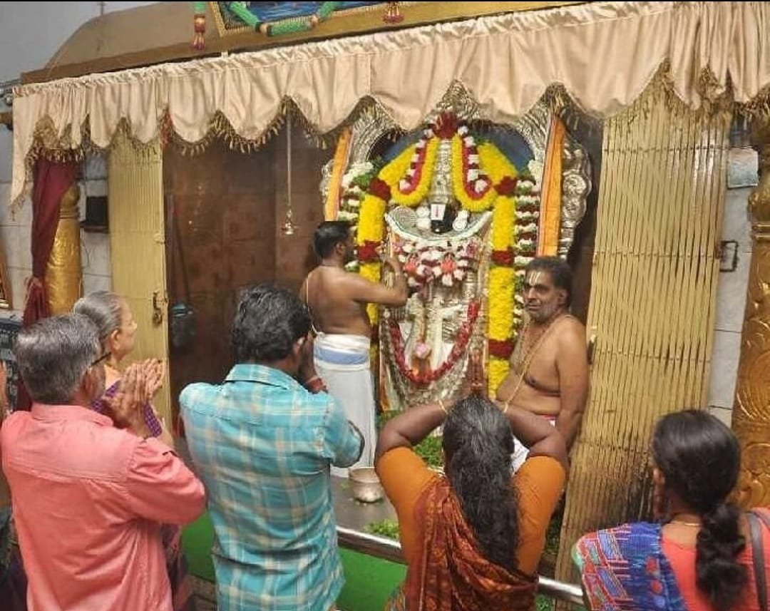 திருமலை திருப்பதி தேவஸ்தான தகவல் மையம் ஸ்ரீ வெங்கடேச பெருமாள் வெள்ளிக்கவசத்தில் அருள்பாலிப்பு. திருமலை திருப்பதி தேவஸ்தான தகவல் மையம் ஸ்ரீ வெங்கடேச பெருமாள் வெள்ளிக்கவசத்தில் அருள்பாலிப்பு.