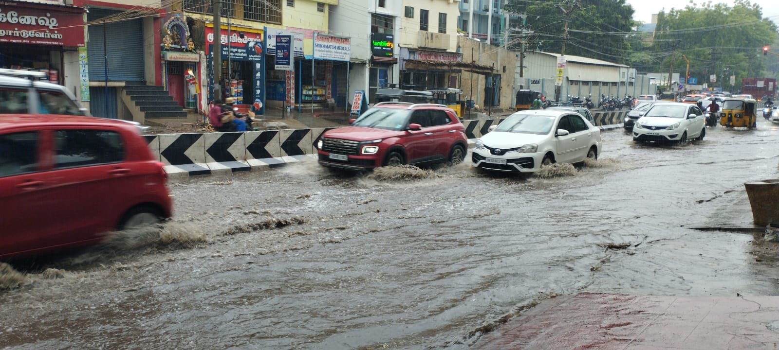மதுரையில் திடீர் கன மழையால் மண்ணும், மக்களும் மகிழ்ச்சி. மதுரையில் திடீர் கன மழையால் மண்ணும், மக்களும் மகிழ்ச்சி.