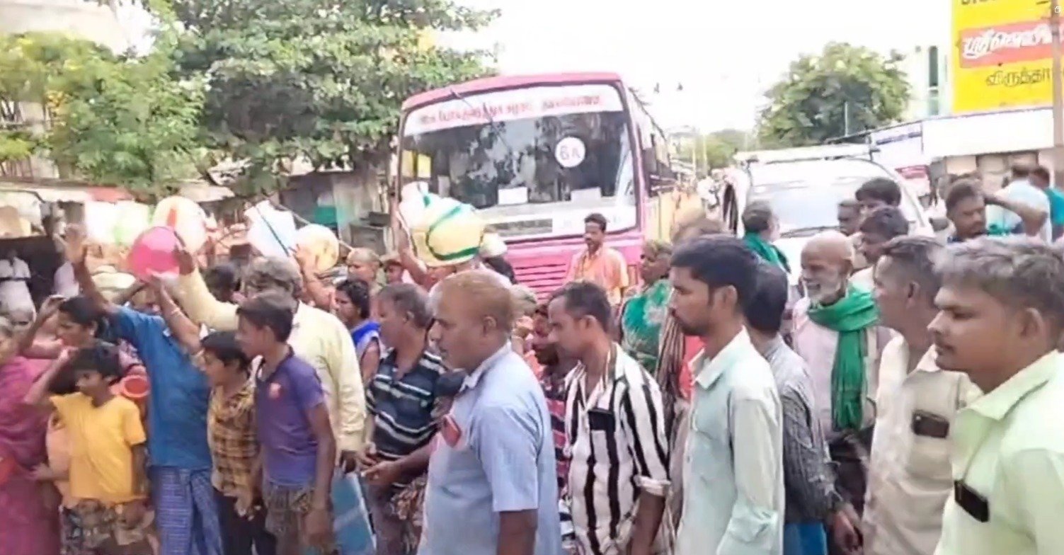 அரியலூர் -ஆண்டிமடம் அருகே இடையக்குறிச்சியில் பொதுமக்கள் குடிநீர் கேட்டு சாலை மறியல் போராட்டம் நடத்தியதால் போக்குவரத்து பாதிக்கப்பட்டது.  அரியலூர் மாவட்டம் ஆண்டிமடம் அருகே இடையக்குறிச்சி கிராமத்தில் 300க்கும் மேற்பட்ட குடும்பங்கள் வசித்து வருகின்றனர். இந்நிலையில் தெற்கு தெருவில் அமைந்துள்ள டிரான்ஸ்பார்மர் பழுது ஏற்பட்டதாக கூறப்படுகிறது. இதன் காரணமாக அப்பகுதியில் மின்சாரம் தடைப்பட்டு, பொதுமக்கள் கடும் அவதிக்குள்ளாகி இருந்தனர்.   மின்தடை காரணமாக அப்பகுதியில் சீரான குடிநீர் வழங்குவதற்கும் ஊராட்சி நிர்வாகம் உரிய நடவடிக்கை எடுக்கவில்லை. இதில் ஆத்திரமடைந்த அப்பகுதிமக்கள் இடையக்குறிச்சி சாலையில் காலி குடங்களுடன் அமர்ந்து மறியல் போராட்டத்தில் ஈடுபட்டனர்.   பின்னர் சம்பவ இடத்திற்கு விரைந்து வந்த அதிகாரிகள் மற்றும் போலீசார் போராட்டம் நடத்திய மக்களிடம் பேச்சுவார்த்தை நடத்தினர். இதில் சமரசம் ஏற்பட்டதையடுத்து பொதுமக்கள் போராட்டத்தை கைவிட்டு அங்கிருந்து கலைந்து சென்றனர். இப் போராட்டம் காரணமாக அப்பகுதியில் சுமார் 1 மணி நேரம் போக்குவரத்து பாதிக்கப்பட்டது