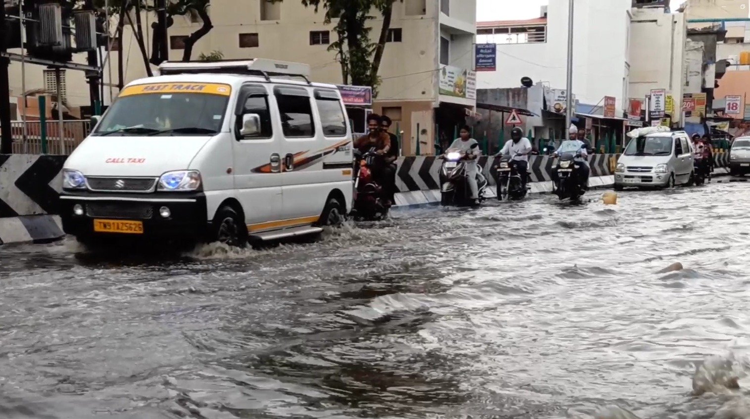 ஈரோட்டில் மழை பொதுமக்கள் மகிழ்ச்சி.