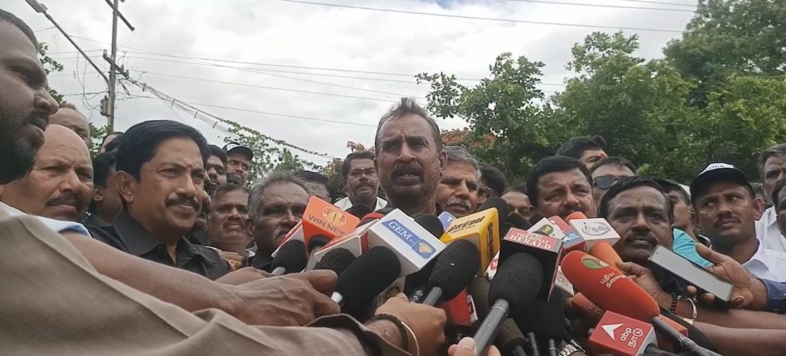 கள்ளக்குறிச்சியில் சாராயம் குடித்து உயிரிழந்த அப்பாவி பொதுமக்களின் உயிர்களை காக்க தவறிய திமுக அரசை கண்டித்தும், திமுக தலைவர் மு.க.ஸ்டாலின் பதவி விலக கோரியும் அதிமுக சார்பாக கண்டன ஆர்ப்பாட்டம் நடைபெற்றது. கள்ளக்குறிச்சியில் சாராயம் குடித்து உயிரிழந்த அப்பாவி பொதுமக்களின் உயிர்களை காக்க தவறிய திமுக அரசை கண்டித்தும், திமுக தலைவர் மு.க.ஸ்டாலின் பதவி விலக கோரியும் அதிமுக சார்பாக கண்டன ஆர்ப்பாட்டம் நடைபெற்றது.
