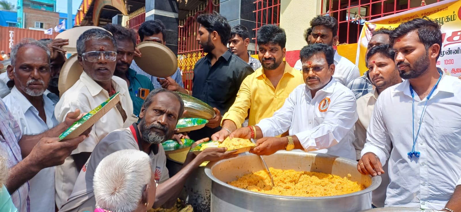 சத்துவாச்சாரி கெங்கையம்மன் ஆலய வளாகத்தில் தமிழக வெற்றிக் கழகம் கட்சியின் தலைவர் விஜய் 50வது பிறந்த நாள் விழா .