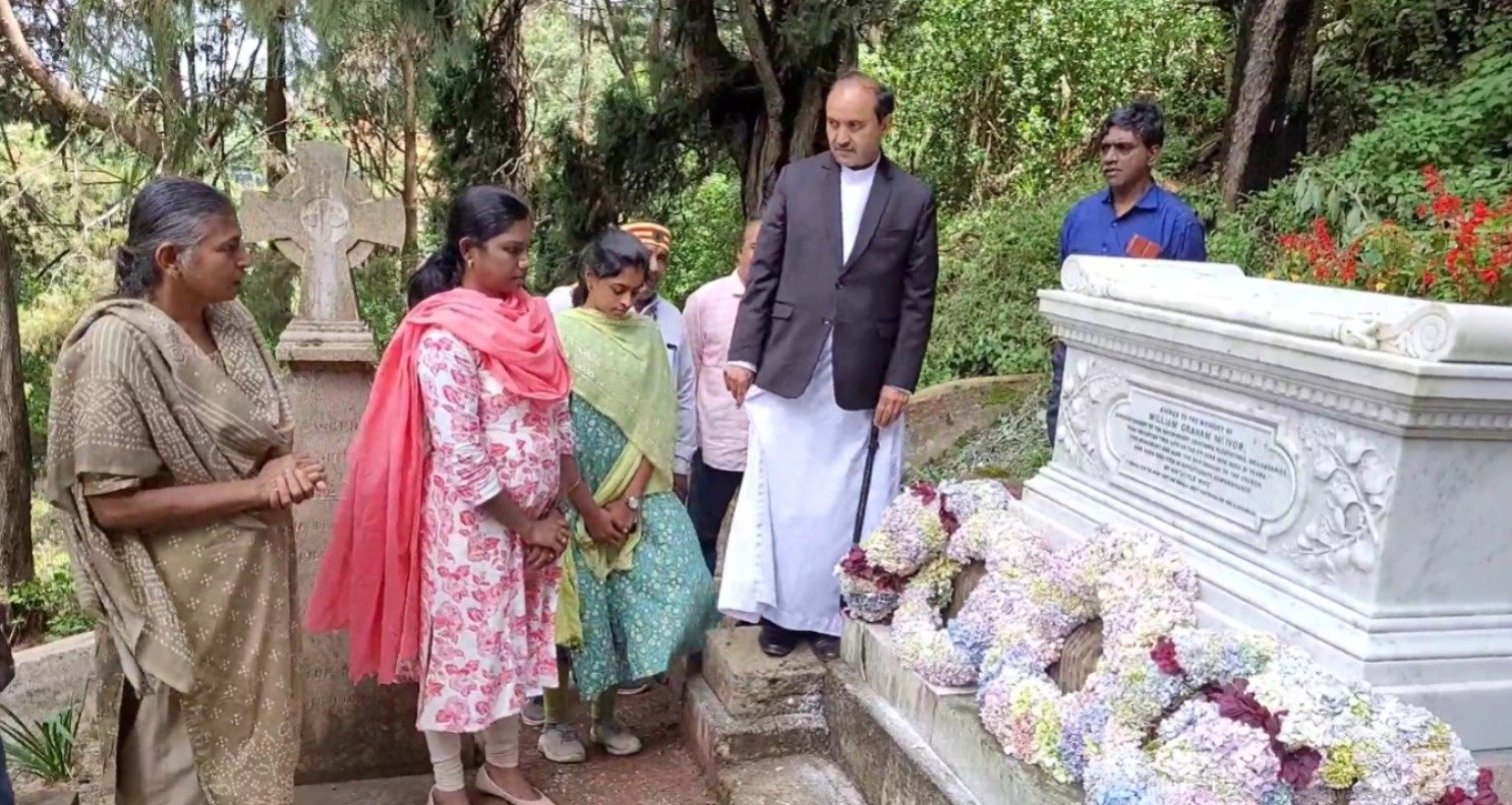 உதகை அரசு தாவரவியல் பூங்காவை உருவாக்கிய மெக் ஐவர் அவர்களின் 148வது நினைவு தினத்தை முன்னிட்டு இன்று அவரது கல்லறையில் தோட்டக்கலைத்துறை சார்பில் மாவட்ட ஆட்சியர் மு.அருணா மலர் வளையம் வைத்து அஞ்சலி….