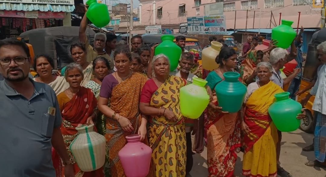 வேலூரில் குடிநீர் வழங்கக் கோரி காலி குடங்களுடன் பெண்கள் திடீர் சாலை மறியல் போராட்டம்!