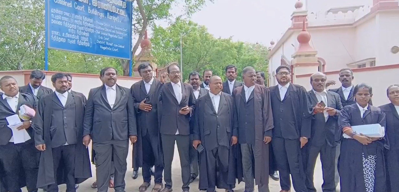 வழக்கறிஞர் பாதுகாப்பு சட்டத்தை உடனடியாக நிறைவேற்ற வலியுறுத்தி நீதிமன்ற வளாகத்தில் வழக்கறிஞர்கள் போராட்டம்