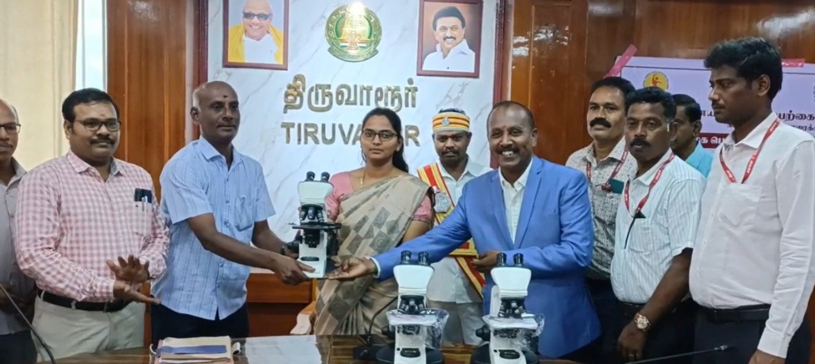 காசநோய் கண்டறியும் மைக்ராஸ்கோப் கருவி ஓஎன்ஜிசி சமூகப்பொறுப்புணர்வு திட்டத்தில் பெறப்பட்டதை ஆரம்ப சுகாதார நிலையங்கள் பயன்பாட்டிற்கு திருவாரூர் மாவட்ட ஆட்சியர் வழங்கினார் காசநோய் கண்டறியும் மைக்ராஸ்கோப் கருவி ஓஎன்ஜிசி சமூகப்பொறுப்புணர்வு திட்டத்தில் பெறப்பட்டதை ஆரம்ப சுகாதார நிலையங்கள் பயன்பாட்டிற்கு திருவாரூர் மாவட்ட ஆட்சியர் வழங்கினார்
