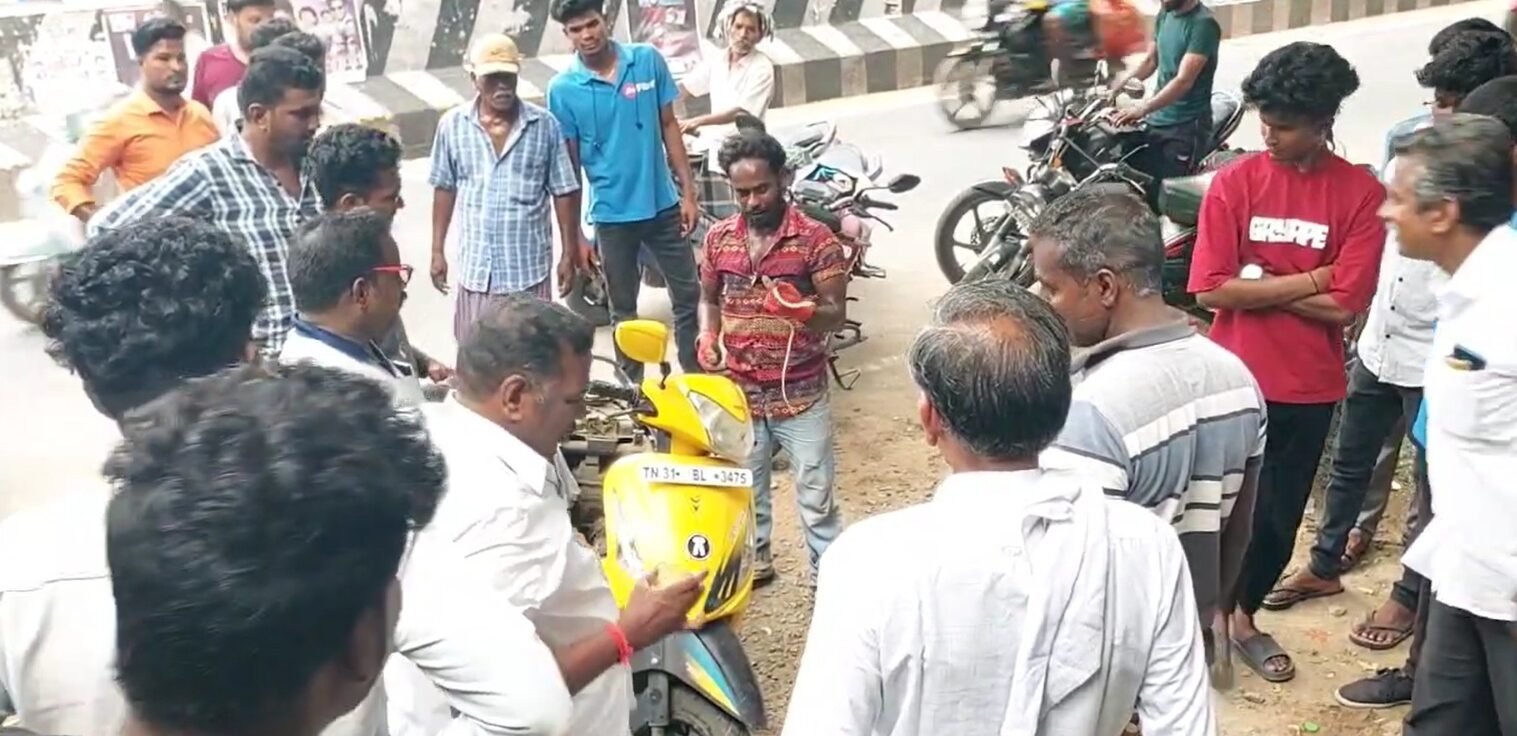 பண்ருட்டியில் வழக்கறிஞர் இருசக்கர வாகனத்தில் பாம்பு புகுந்ததால் பரபரப்பு !