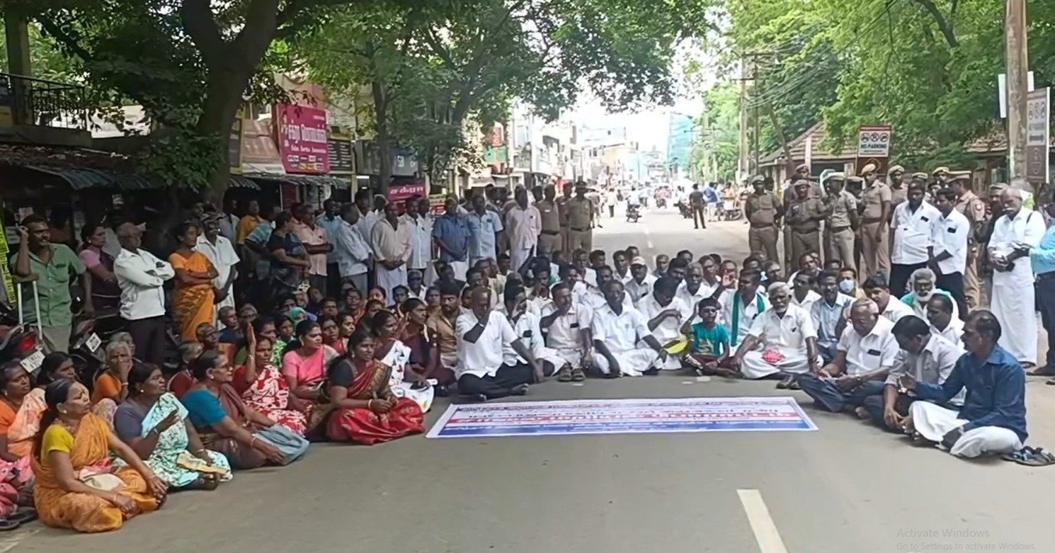 மயிலாடுதுறை நகரை சுற்றியுள்ள அவயாம்பாள்புரம் மாயூர் நாதர் நகர் நாராயணி நகர் ஆகிய இடங்களில் அறக்கட்டளைக்கு சொந்தமான இடங்களில் வீட்டு மனை பிரிவில் வீடு கட்டியவர்களுக்கு மின்னிணைப்பு தராத மின்வாரியத்தை கண்டித்து பொதுமக்கள் சாலை மறியல் . மயிலாடுதுறை நகரை சுற்றியுள்ள அவயாம்பாள்புரம் மாயூர் நாதர் நகர் நாராயணி நகர் ஆகிய இடங்களில் அறக்கட்டளைக்கு சொந்தமான இடங்களில் வீட்டு மனை பிரிவில் வீடு கட்டியவர்களுக்கு மின்னிணைப்பு தராத மின்வாரியத்தை கண்டித்து பொதுமக்கள் சாலை மறியல் .
