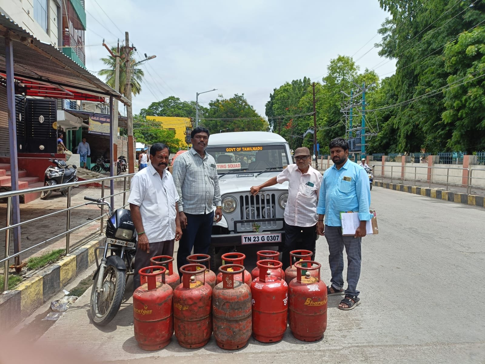 வேலூரில் ஹோட்டல்களில் பயன்படுத்திய வீட்டு உபயோக எரிவாயு உருளைகள் 10 பறிமுதல்!