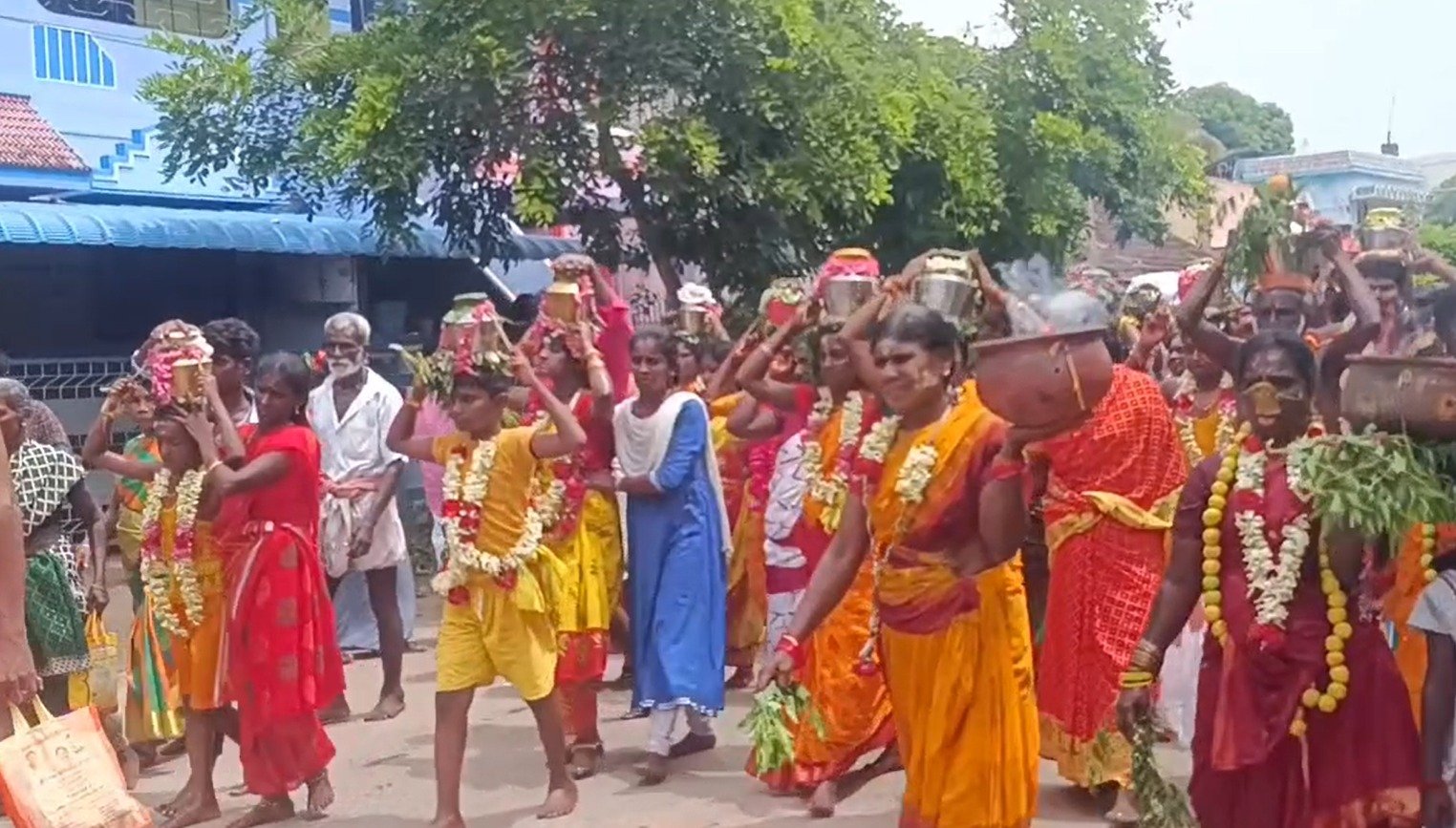 பாபநாசம் கஞ்சிமேடு காளியம்மன்கோயில் திருவிழா பக்தர்கள் பால்குடம், காவடி எடுத்து நேர்த்திக்கடன் செலுத்தினர்.