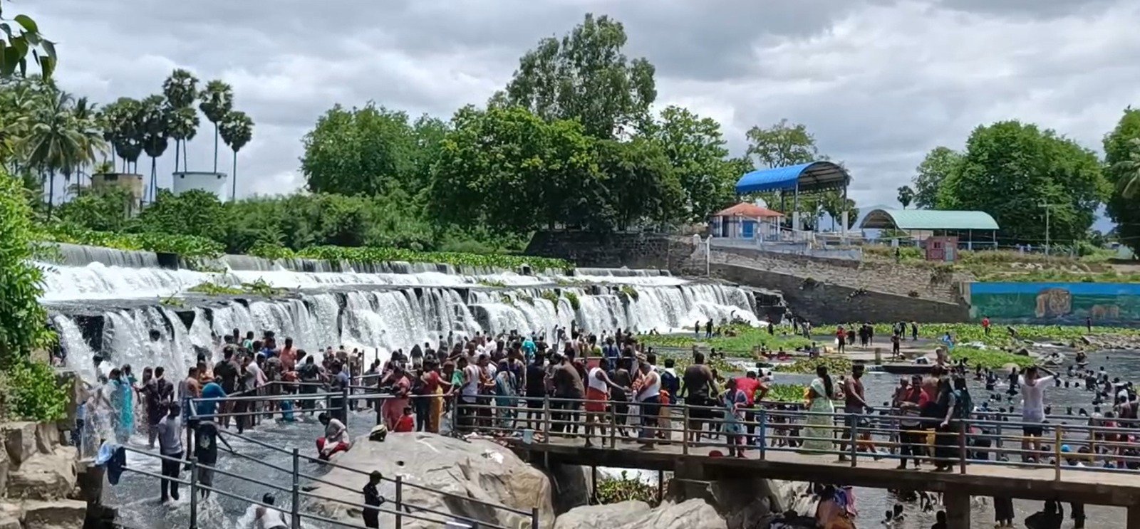 கோபிசெட்டிபாளையம் அருகே உள்ள கொடிவேரி அணையில் விடுமுறையையொட்டி சுற்றுலா பயணிகள் அருவி போல் கொட்டும் தண்ணீரில் குளித்து மகிழ்ந்தனர்