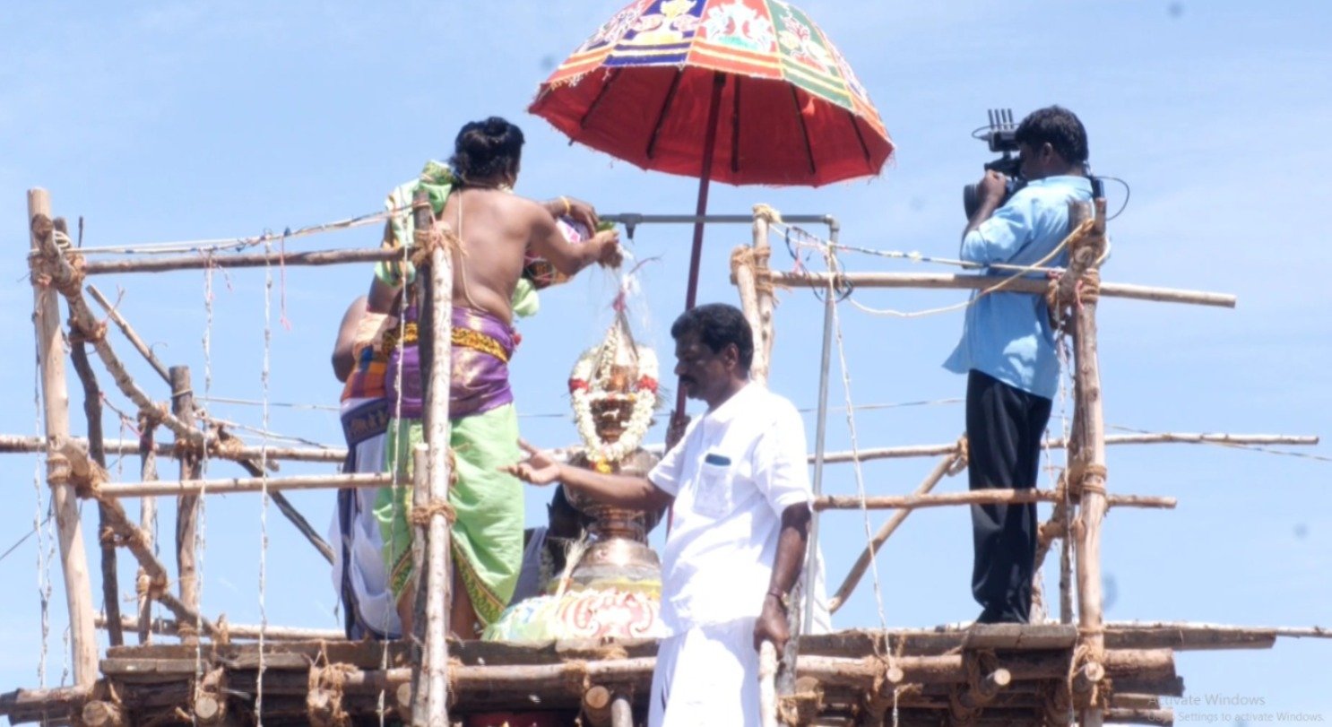 தஞ்சை மாவட்டம் முள்ளூர்பட்டிக்காடு அருள்மிகு விசாலட்சி அம்பிகா சமேத விஸ்வநாத சுவாமி ஆலயம் கும்பாபிஷேகம் வான வேடிக்கை முழங்க வெகு விமர்சையாக நடைபெற்றது.