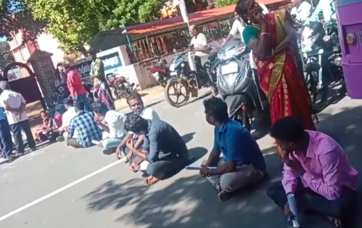 ஐந்து நிமிடம் தாமதமாக வந்ததற்காக கதவை இழுத்து பூட்டிய காவல்துறையினர் டி என் பி எஸ் சி தேர்வு எழுத முடியாமல் சாலை மறியலில் ஈடுபட்ட தேர்வர்கள்.