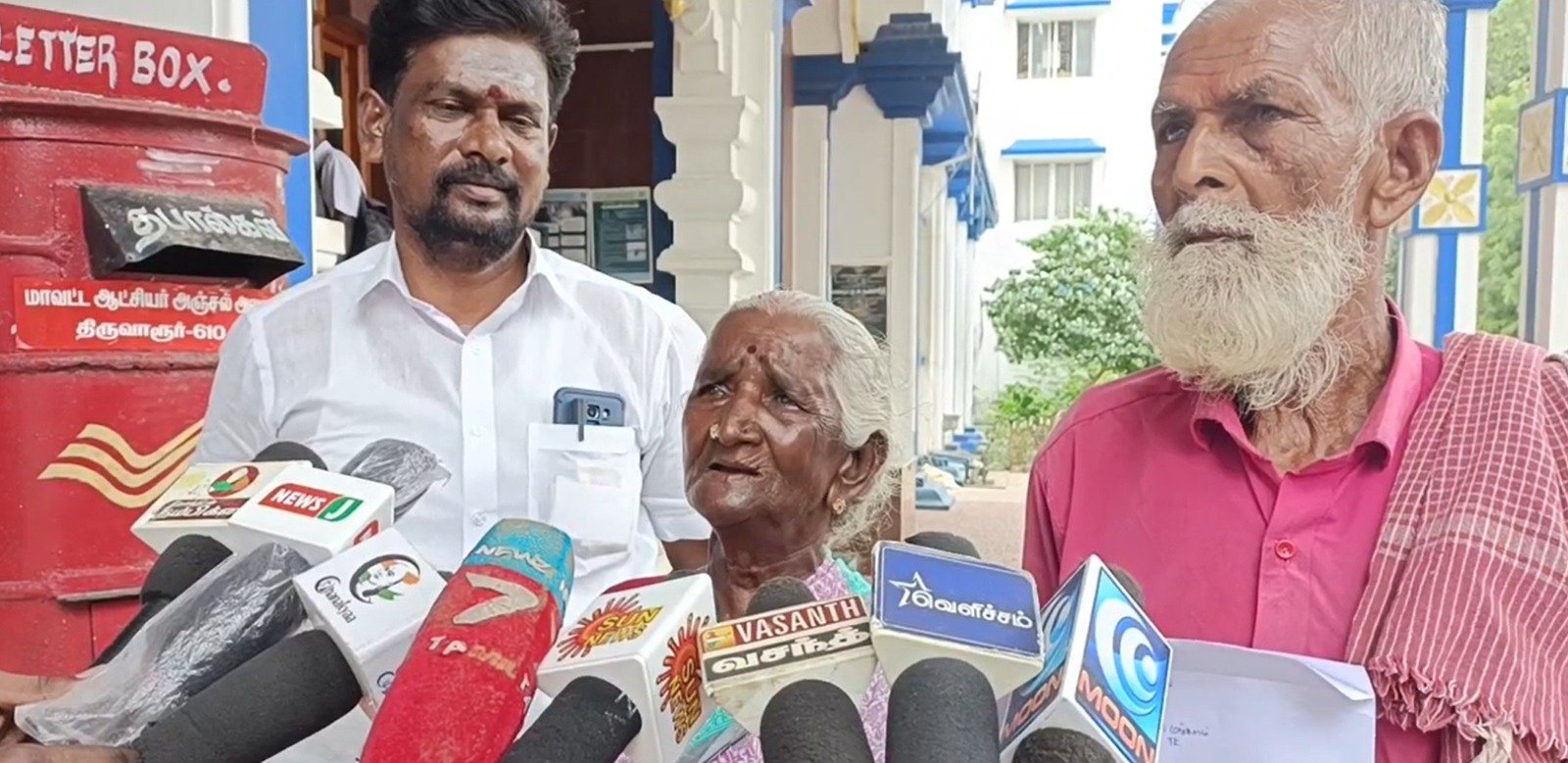 திருவாரூர் அருகே குடவாசல் பகுதியில் உள்ள கிராமத்தில் ஊரை விட்டு ஒதுக்கி வைத்ததால் வயதான தம்பதியினர் மாவட்ட ஆட்சியர் அலுவலகத்தில் நடவடிக்கை எடுக்க கோரி மனு