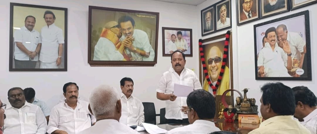 வேலூர் மாவட்ட திமுக செயற்குழு கூட்டம்: முப்பெரும் விழா நடத்த முடிவு !