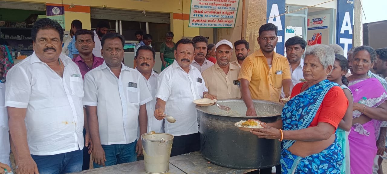 உள்ளி கூட்ரோட்டில் கெங்கையம்மன் திருவிழாவை முன்னிட்டு அன்னதானம் வழங்கப்பட்டது
