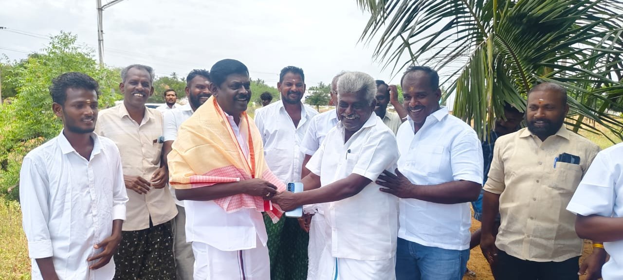 திட்டப் பணியை முன்னாள் மாவட்ட கழகச் செயலாளர் சிவ பத்மநாதன் தொடங்கி வைத்தார்