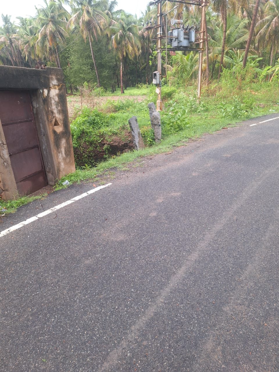 சாலை ஓரத்தில், நெடுஞ்சாலையில் விபத்து ஏற்படும் வகையில் கிணறு. விபத்து ஏற்படும் முன் நடவடிக்கை எடுக்க வேண்டும்…