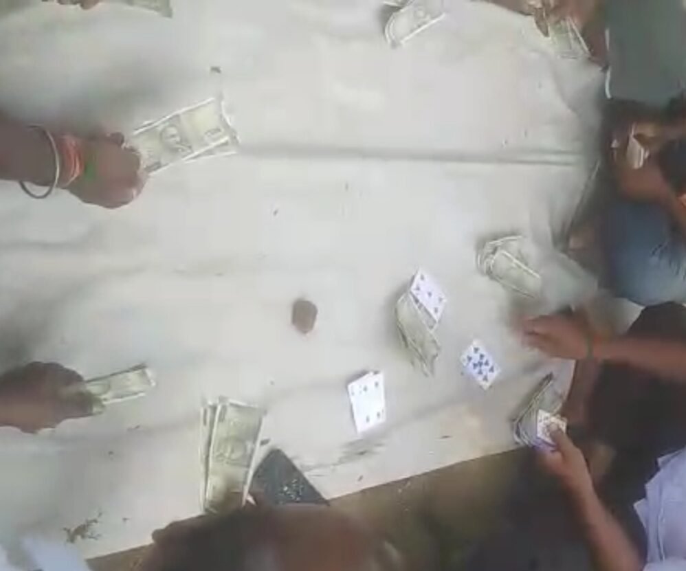 வேலூர் தாலுகா காவல் சரகம், கணியம்பாடி பகுதியில் உள்ளே வெளியே சூதாட்டம் அமோகம்: கண்டு கொள்ளாமல் குறைட்டைவிடும்…
