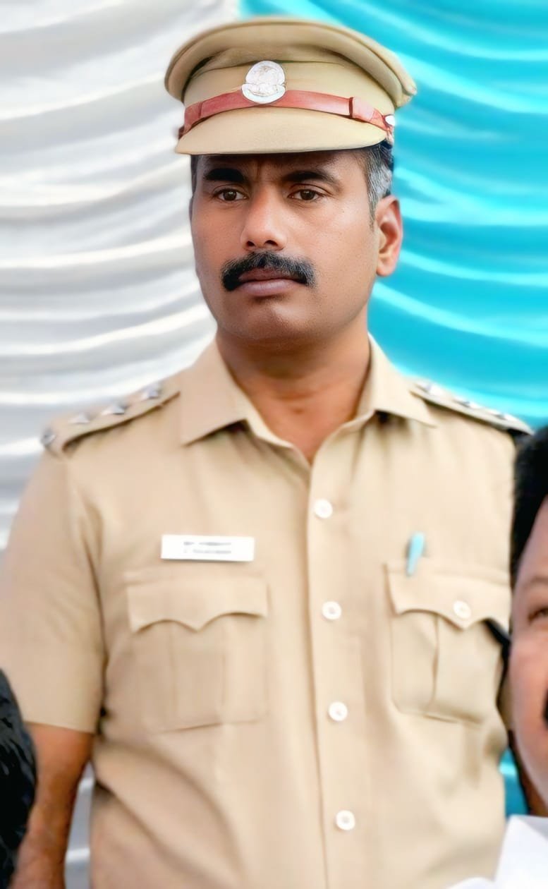 பொதுமக்களிடம் கழுத்தில் துண்டை போட்டு இறுக்கி வசூல் செய்யும் வேலூர் வட்டார போக்குவரத்து ஆய்வாளர் ராஜ்குமார்: அரசு நடவடிக்கை எடுக்குமா? பொதுமக்களிடம் கழுத்தில் துண்டை போட்டு இறுக்கி வசூல் செய்யும் வேலூர் வட்டார போக்குவரத்து ஆய்வாளர் ராஜ்குமார்: அரசு நடவடிக்கை எடுக்குமா?