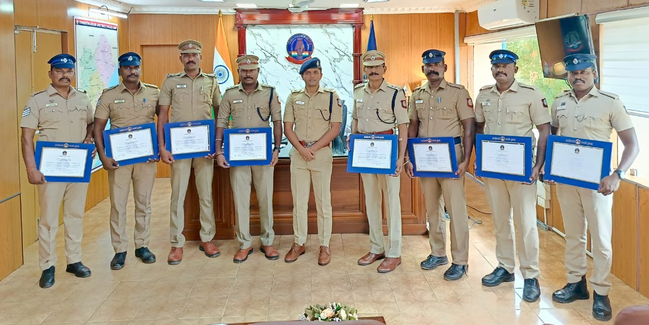 சங்கரலிங்கபுரம் மற்றும் நாலாட்டின்புதூர் காவல் நிலைய கொலை வழக்கு. துரிதமாக செயல்பட்ட காவலர்களுக்கு பாராட்டுச் சான்று சங்கரலிங்கபுரம் மற்றும் நாலாட்டின்புதூர் காவல் நிலைய கொலை வழக்கு. துரிதமாக செயல்பட்ட காவலர்களுக்கு பாராட்டுச் சான்று
