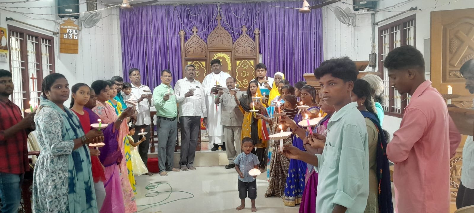 விமான விபத்தில் பலியானவர்களுக்கு மெழுகுவர்த்தி ஏற்றி மௌன அஞ்சலி! விமான விபத்தில் பலியானவர்களுக்கு மெழுகுவர்த்தி ஏற்றி மௌன அஞ்சலி!