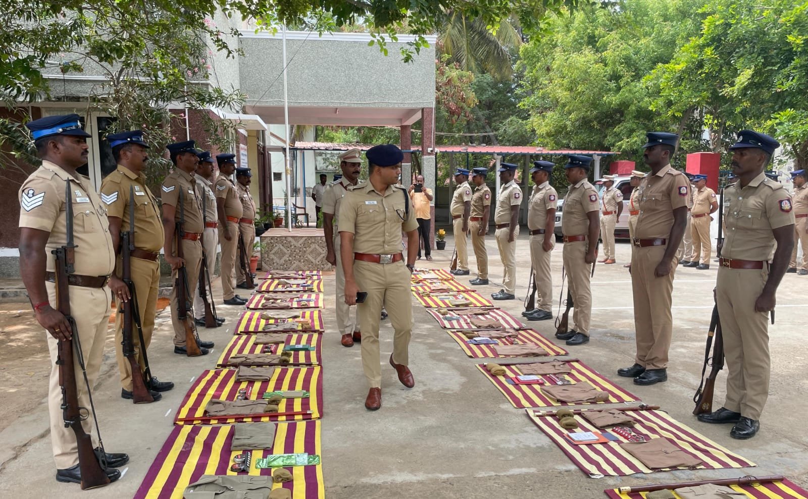 திருச்செந்தூர் காவல் நிலையத்தில் எஸ்.பி வருடாந்திர ஆய்வு. திருச்செந்தூர் காவல் நிலையத்தில் எஸ்.பி வருடாந்திர ஆய்வு.