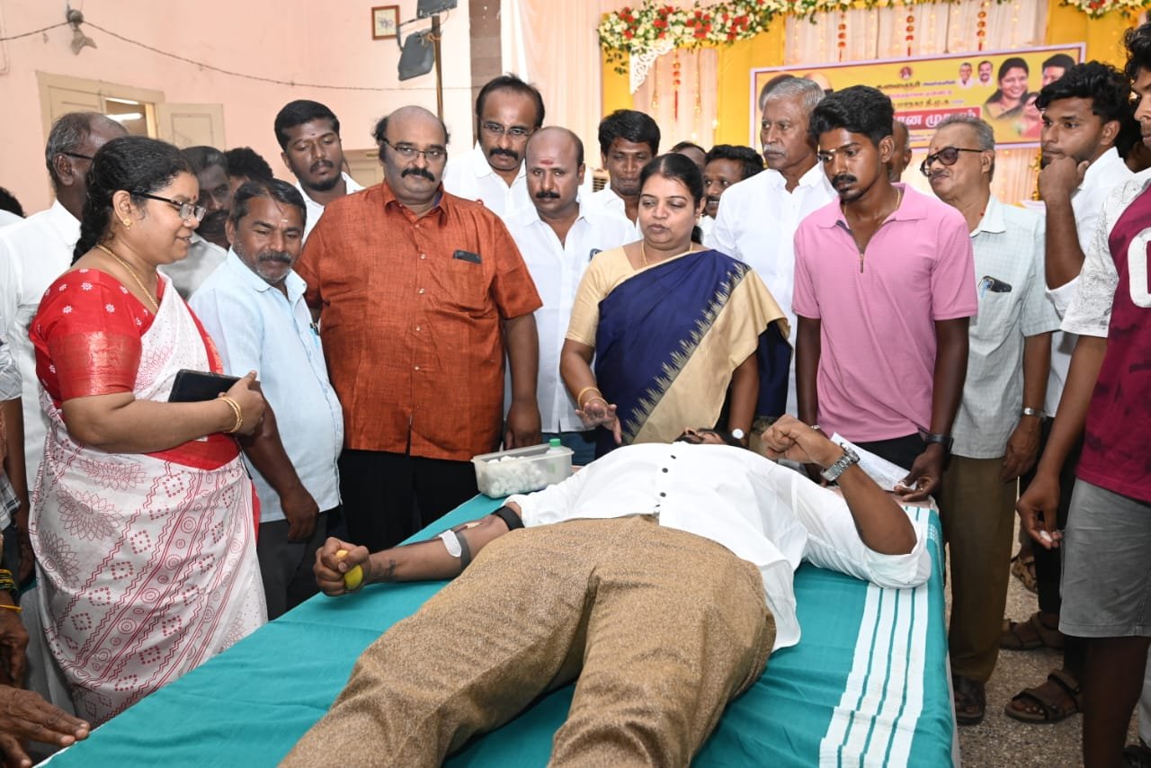 தூத்துக்குடியில் மாநகர திமுக சார்பில் ரத்ததான முகாமை அமைச்சர் கீதாஜீவன் தொடங்கி வைத்தார் தூத்துக்குடியில் மாநகர திமுக சார்பில் ரத்ததான முகாமை அமைச்சர் கீதாஜீவன் தொடங்கி வைத்தார்