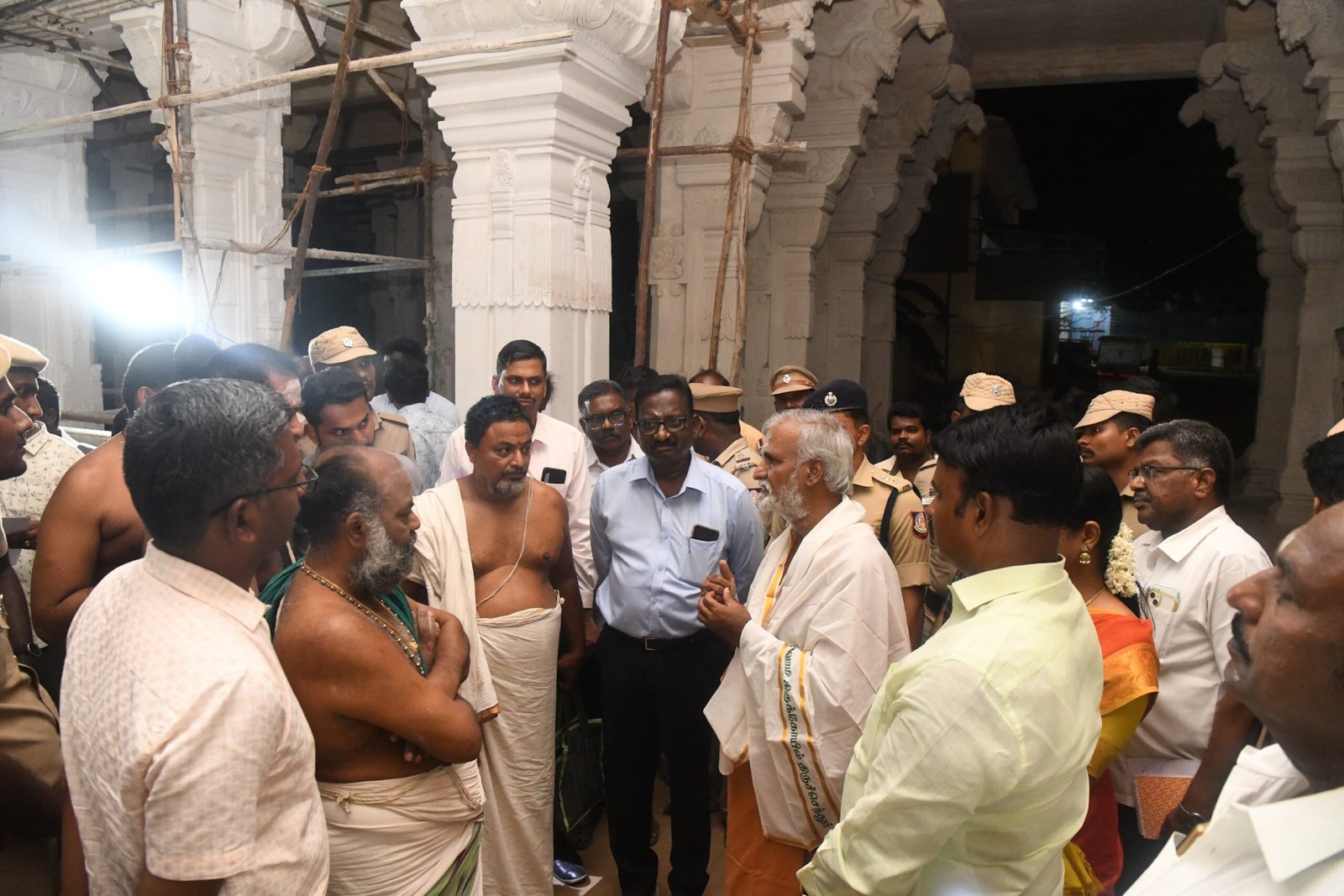 திருச்செந்தூர் கோயிலில் குடமுழுக்கு திருப்பணிகளை அமைச்சர் பி.கே.சேகர்பாபு ஆய்வு திருச்செந்தூர் கோயிலில் குடமுழுக்கு திருப்பணிகளை அமைச்சர் பி.கே.சேகர்பாபு ஆய்வு