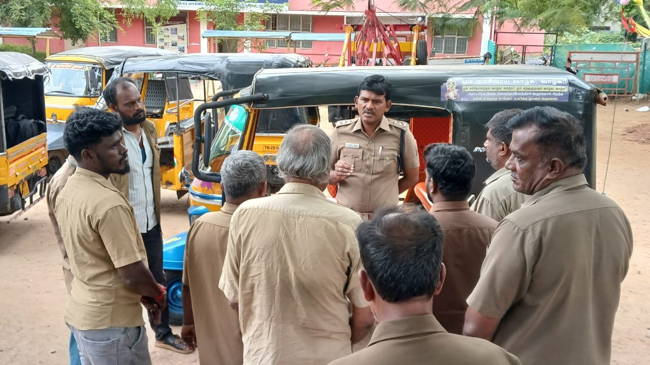 திண்டுக்கல்லில் மாணவர்களை அதிக எண்ணிக்கையில் ஏற்றிச்சென்ற 7 ஆட்டோக்கள் பறிமுதல்