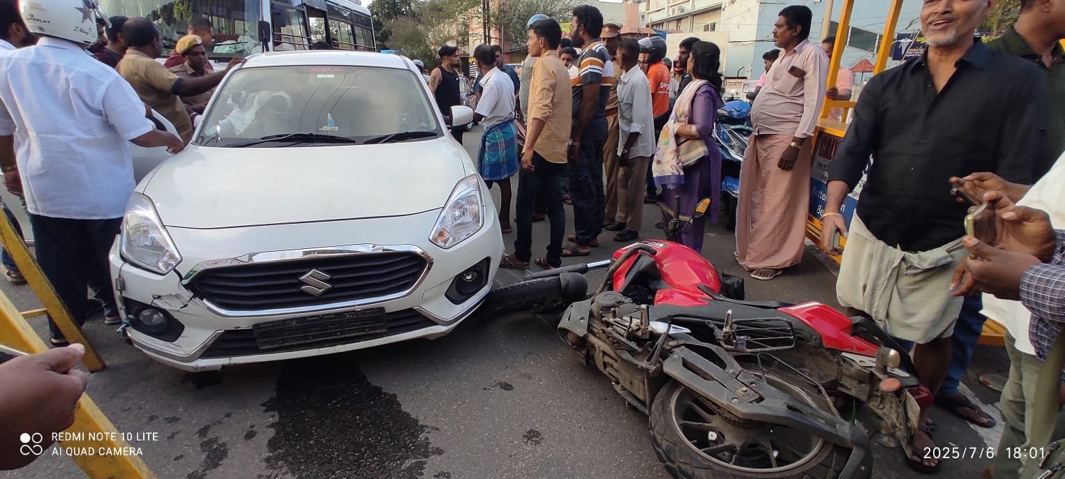 நாகர்கோவிலில் வாகன விபத்தில் இருசக்கர வாகனத்தை சாலையில் ஐம்பது அடி தூரம் இழுத்து சென்ற சொகுசு கார்.