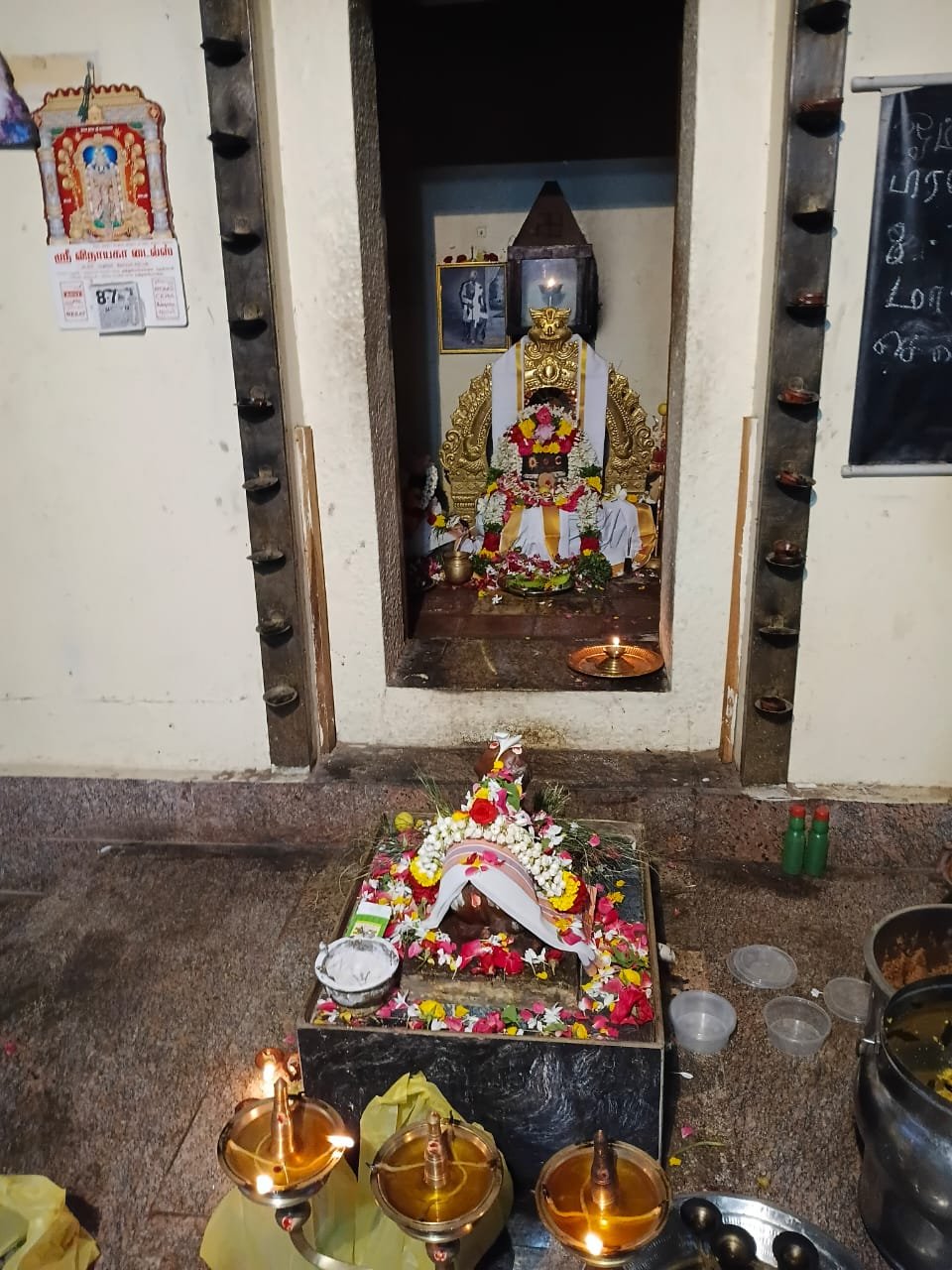 இலத்தூரில் அமைந்துள்ள காஞ்சி மகான் ஸ்ரீ சிவானந்த சிதம்பர சுவாமிகள் ஜீவசமாதியில் பிரதோஷ வழிபாடு