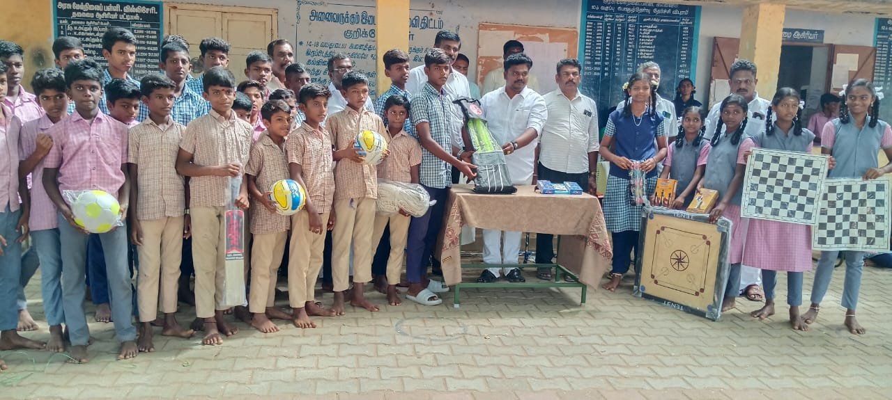 கலைஞர் கருணாநிதியின் 102 வது பிறந்த நாளை முன்னிட்டு கோவில்பட்டி பள்ளி மாணவர்களுக்கு பரிசு கலைஞர் கருணாநிதியின் 102 வது பிறந்த நாளை முன்னிட்டு கோவில்பட்டி பள்ளி மாணவர்களுக்கு பரிசு