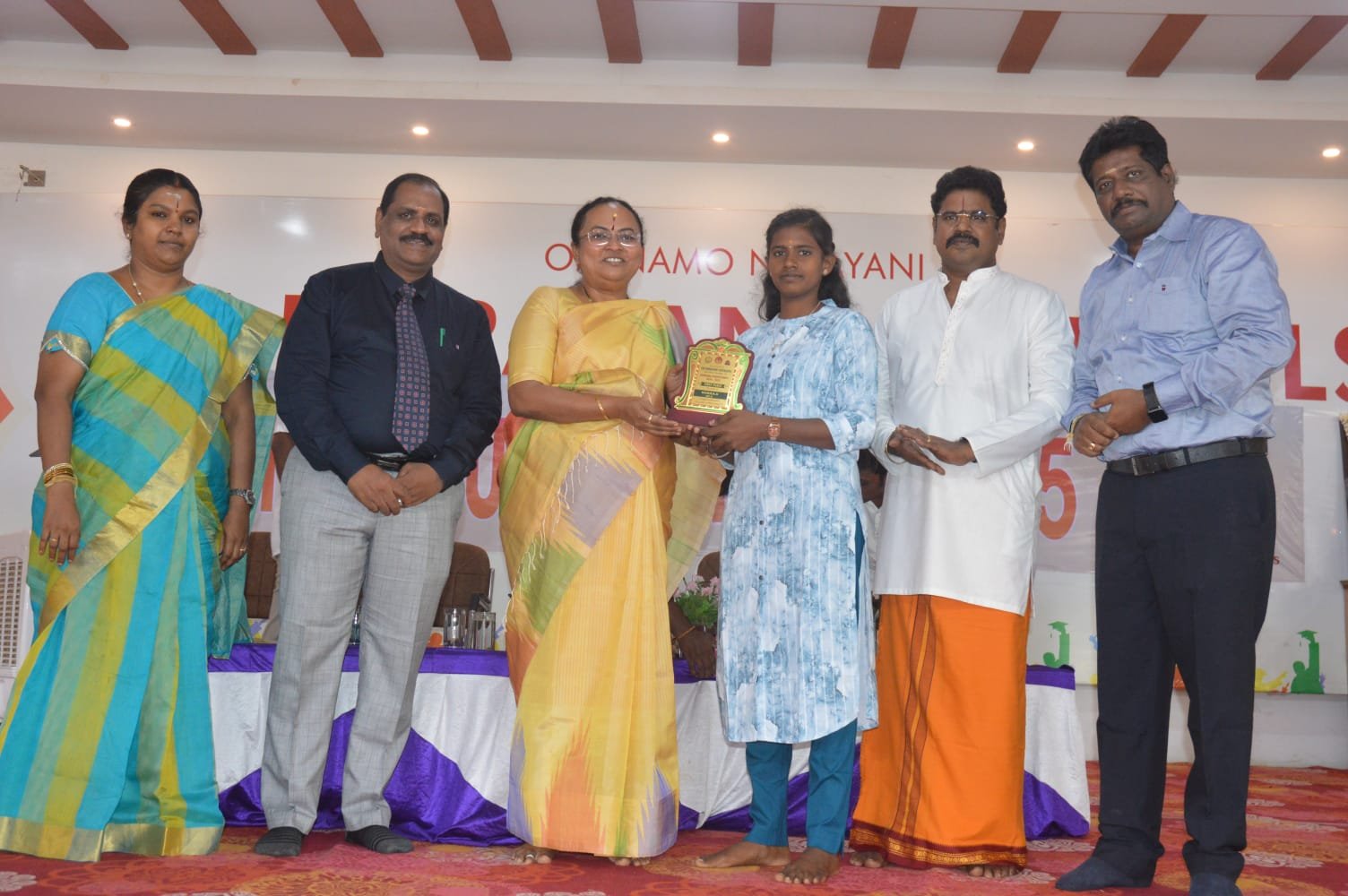 ஸ்ரீபுரம் ஸ்ரீ நாராயணி பள்ளியில் பள்ளிகள் நிறுவிய ஆண்டு விழாவில் மாணவர்களுக்கு தங்க நாணயம் பரிசளிப்பு! ஸ்ரீபுரம் ஸ்ரீ நாராயணி பள்ளியில் பள்ளிகள் நிறுவிய ஆண்டு விழாவில் மாணவர்களுக்கு தங்க நாணயம் பரிசளிப்பு!