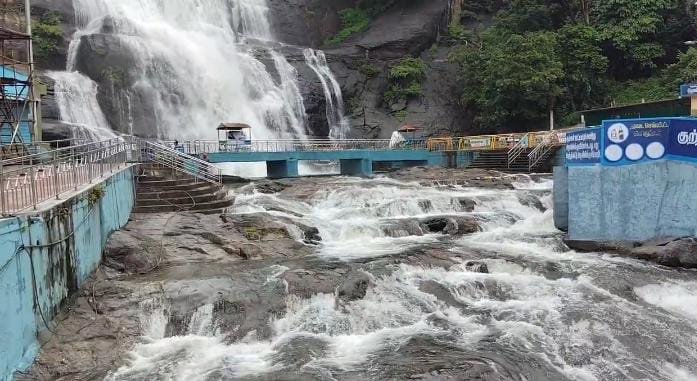 ஆள் நடமாட்டம் இன்றி வெறிச்சோடி காணப்படும் குற்றாலம் மெயின் அருவி பகுதி. ஆள் நடமாட்டம் இன்றி வெறிச்சோடி காணப்படும் குற்றாலம் மெயின் அருவி பகுதி.