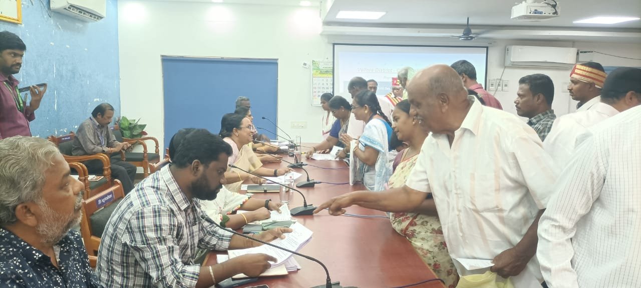 குடியாத்தம் பகவதிராஜிடமிருந்து நகை ,பணத்தை மீட்டு தரக்கோரி மாவட்ட ஆட்சியரிடம் புகார் மனு! குடியாத்தம் பகவதிராஜிடமிருந்து நகை ,பணத்தை மீட்டு தரக்கோரி மாவட்ட ஆட்சியரிடம் புகார் மனு!
