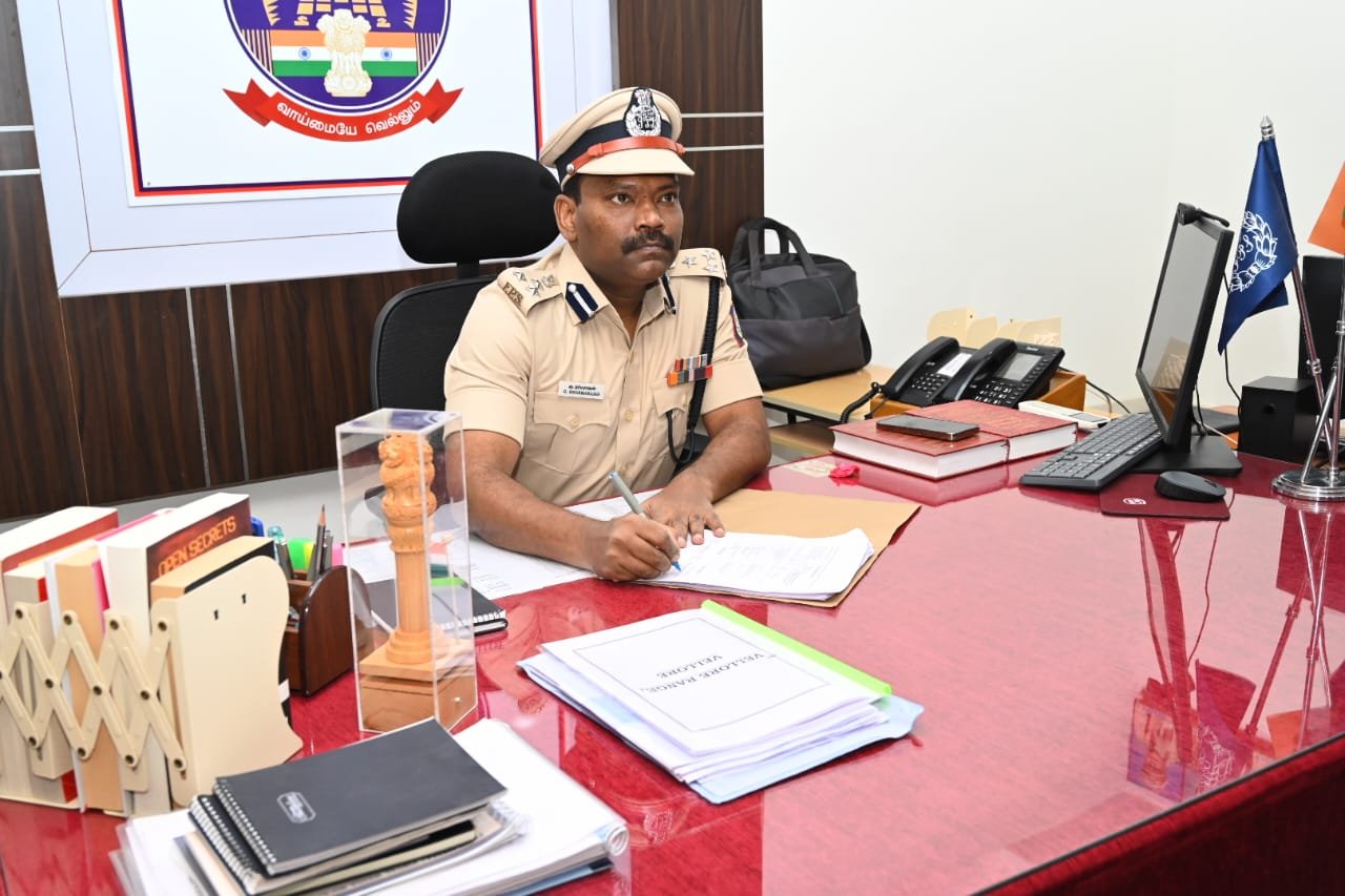 கண்ணமங்கலம் காக்கிகள் துணையுடன் மணல், மண் கடத்தல்: மாமூல் வசூல்! கடத்தல் புள்ளிகளின் பிடியில் இன்ஸ்பெக்டர் மாகலட்சுமி!…