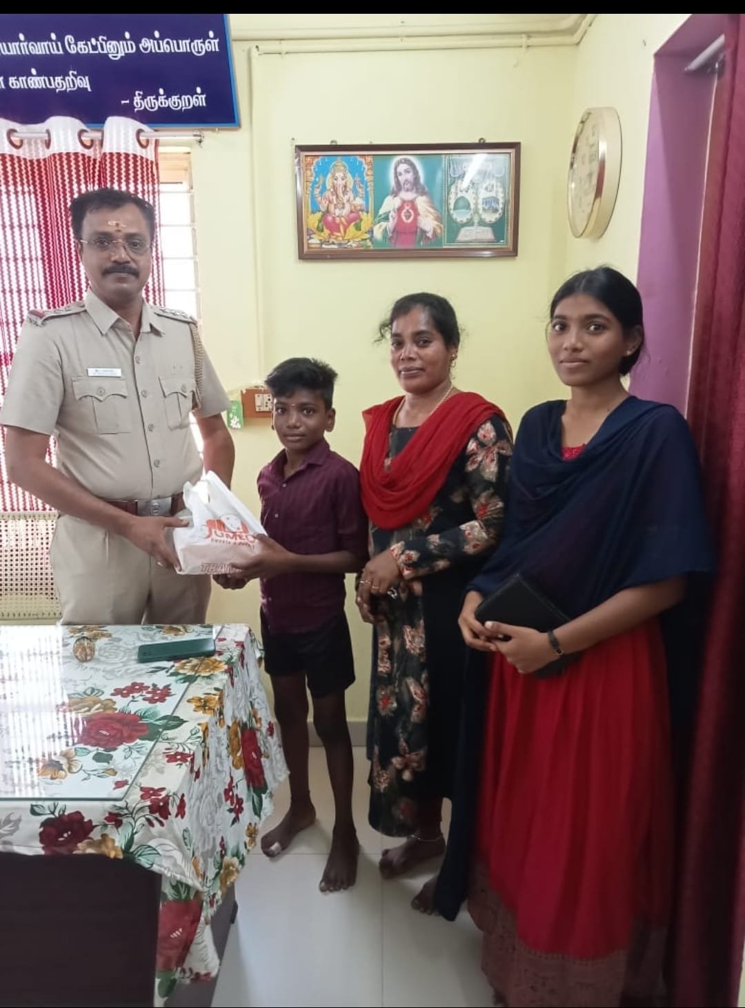 நாசரேத்தில் முட்புதரில் கிடந்த பச்சிளம் குழந்தையை துணிச்சலாக காப்பாற்றிய சிறுவனை நாசரேத் பகுதி மக்கள் பாராட்டி வருகின்றனர்.