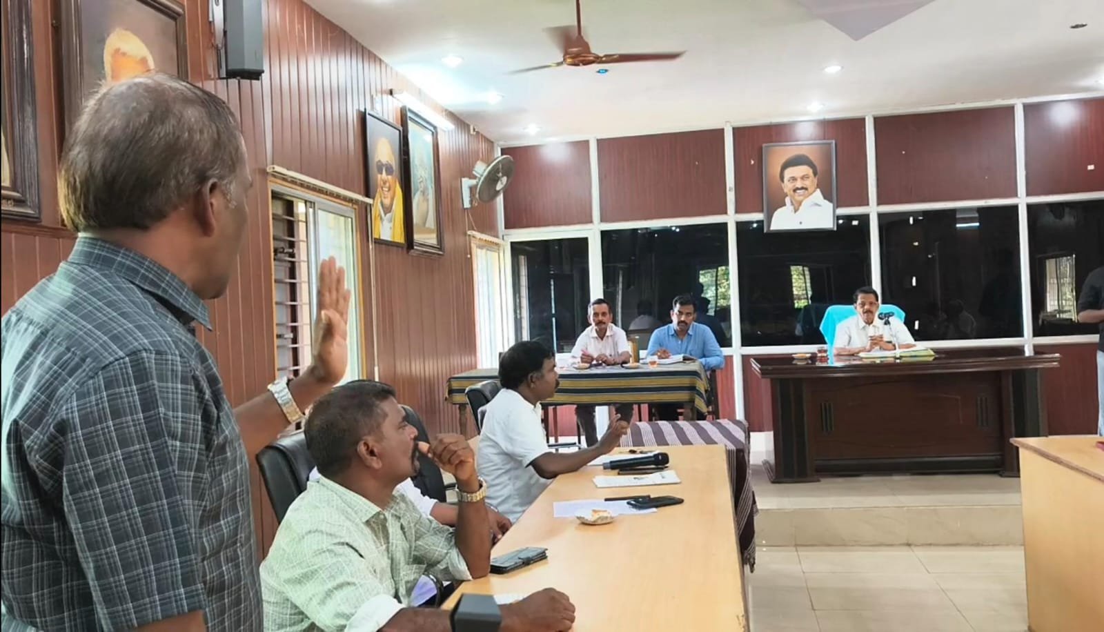 போலீசை கண்டித்து கவுன்சிலர்கள் போராட்டம்