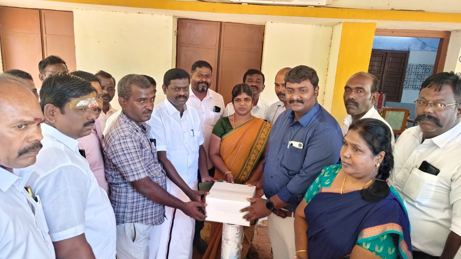 ஆலங்குளம் அரசு மருத்துவமனைக்கு ஆழ்குழாய் கிணற்றுக்கு தேவையான நீர் மூழ்கி மோட்டார் வழங்கும் நிகழ்ச்சி