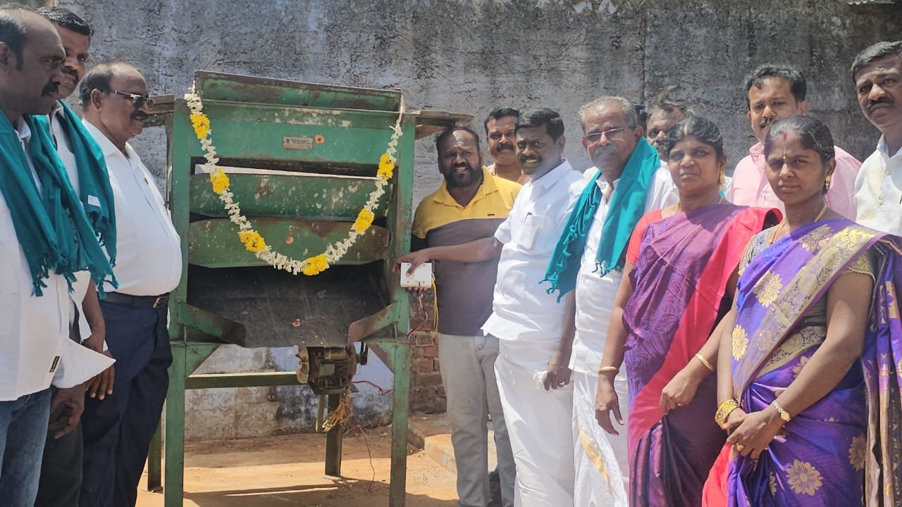 கொள்முதல் நிலையத்தை முன்னாள் மாவட்ட செயலாளர் சிவ பத்மநாதன் அவர்கள் தொடங்கி வைத்தார்