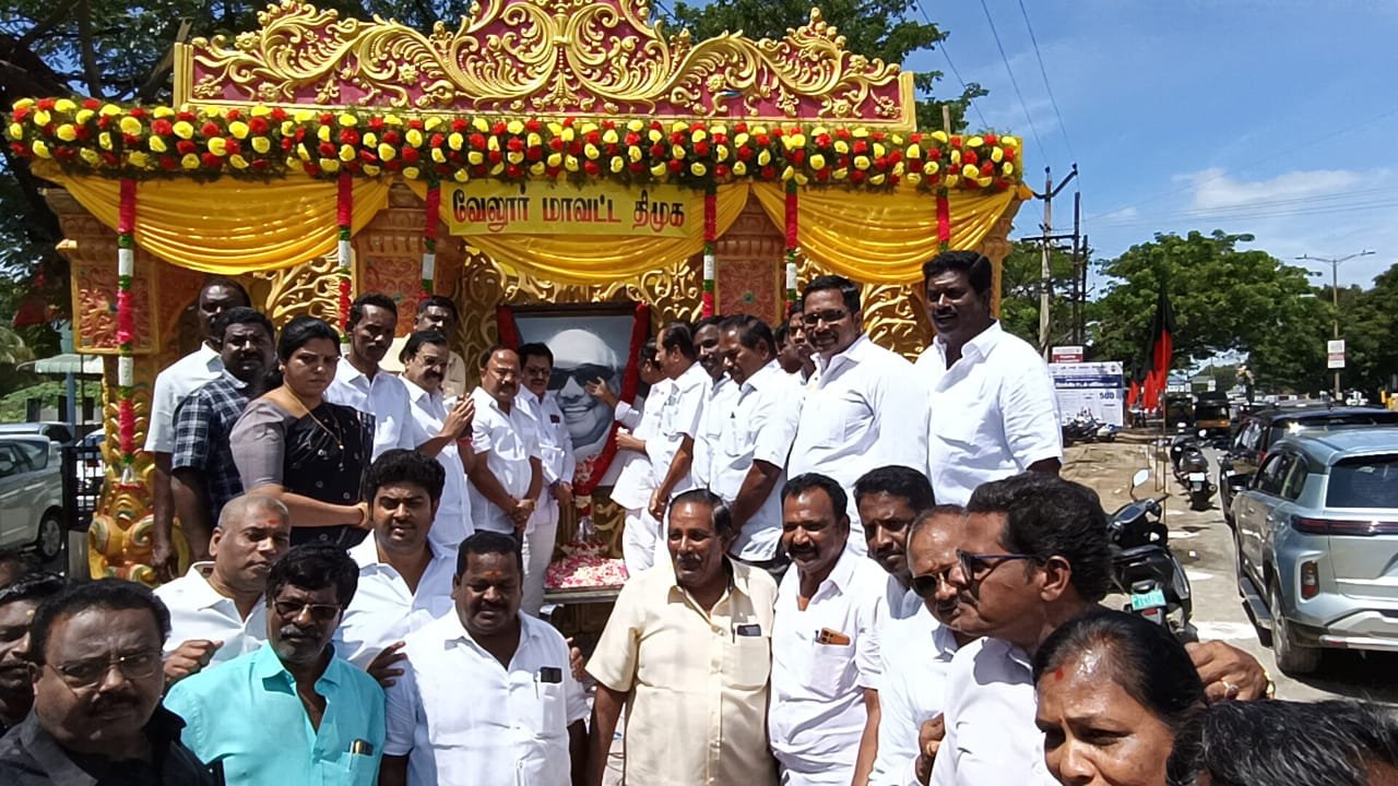 வேலூர் மாவட்ட திமுக அலுவலகத்தில் கலைஞரின் 7ம் ஆண்டு நினைவுநாள் அனுஷ்டிப்பு! வேலூர் மாவட்ட திமுக அலுவலகத்தில் கலைஞரின் 7ம் ஆண்டு நினைவுநாள் அனுஷ்டிப்பு!