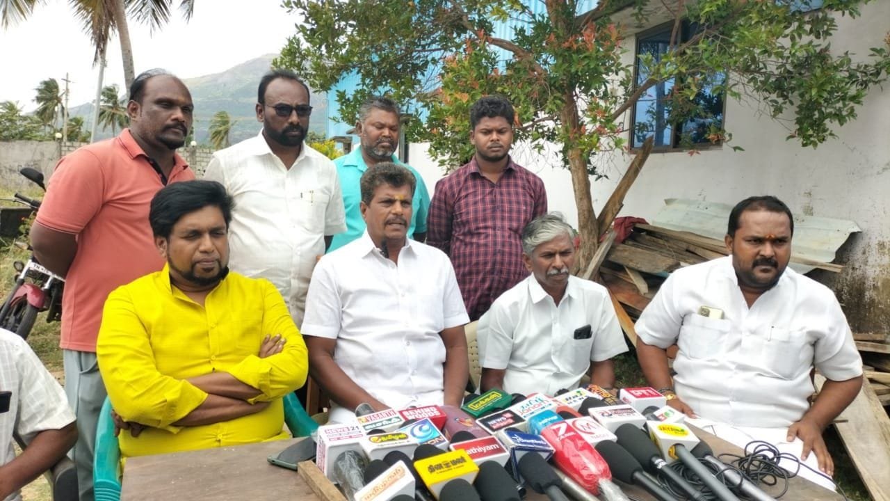 பழைய குற்றாலத்தில் பணம் பெற்றுக் கொண்டு இரவில் குளிக்க அனுமதி   வனத்துறையினர் மீது பரபரப்பு புகார் 