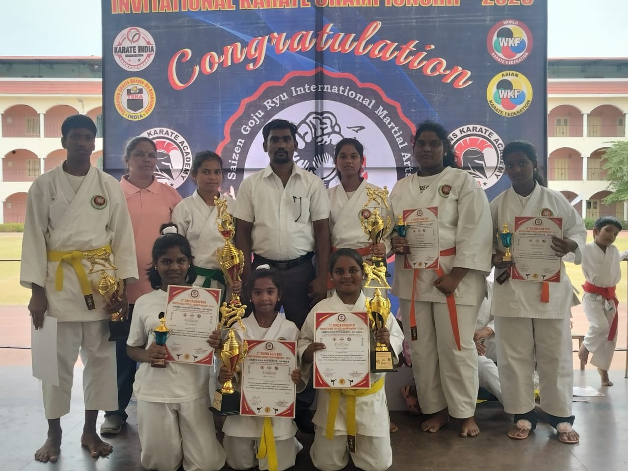மாநில அளவிலான கராத்தே போட்டியில் கோப்பையை வென்று காட்பாடி மாணவர்கள் சாதனை! 