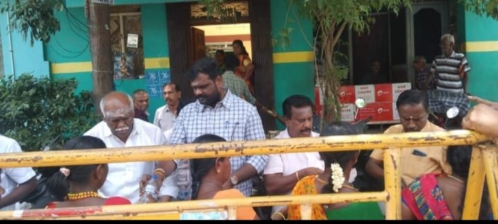 சங்கரன்கோவிலில் பக்தர்களுக்கு தண்ணீர் பாட்டில், பிஸ்கட் வழங்குதல்
