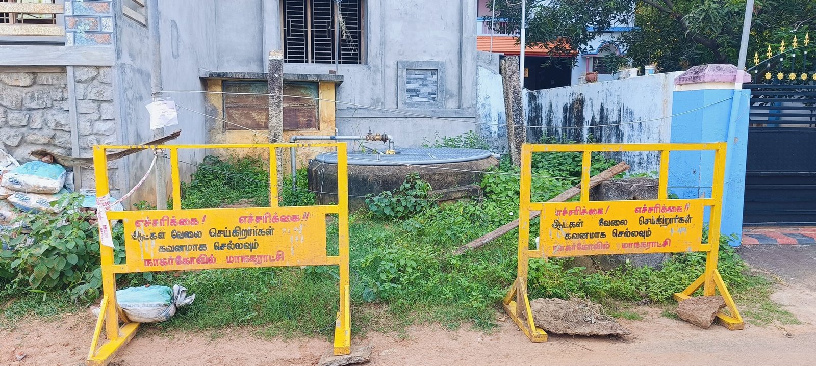 கொஞ்சம் கொஞ்சமாக மண்ணில் புதைந்து ஆபத்தான நிலையில் உள்ள குடிநீர் கிணறு குடிநீர் பற்றாகுறையால் அவதிப்படும் பொதுமக்கள் நடவடிக்கை எடுக்குமா மாநகராட்சி?