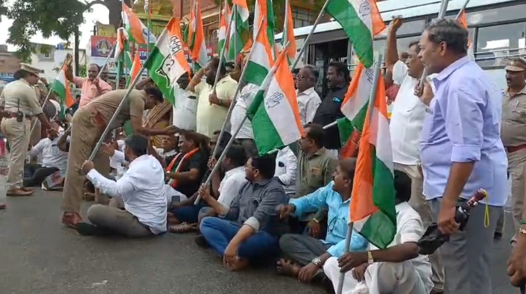 இந்திய தேர்தல் ஆணையத்தின் தேர்தல் முறைகேட்டை கண்டித்து குடியாத்தத்தில் காங்கிரஸார் சாலைமறியல் போராட்டம்!