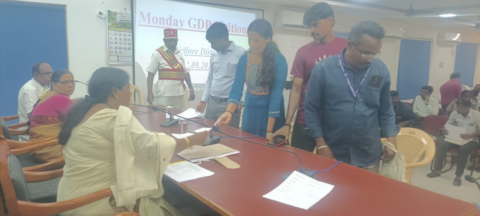 கழிவுநீரை அகற்றித் தரக் கோரி பொதுமக்கள் வேலூர் மாவட்ட ஆட்சியரிடம் கோரிக்கை மனு! கழிவுநீரை அகற்றித் தரக் கோரி பொதுமக்கள் வேலூர் மாவட்ட ஆட்சியரிடம் கோரிக்கை மனு!