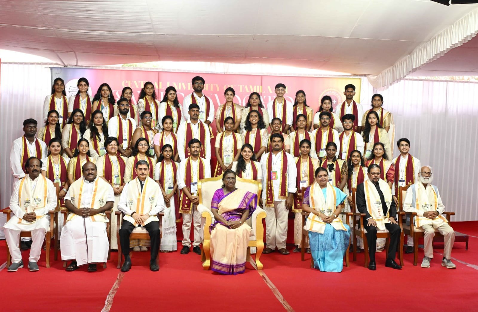 தமிழ்நாடு மத்தியப் பல்கலைக்கழகத்தின் 10-ஆவது பட்டமளிப்பு விழா இந்திய குடியரசுத் தலைவர் திரௌபதி முர்மு வழங்கி பாராட்டினார். தமிழ்நாடு மத்தியப் பல்கலைக்கழகத்தின் 10-ஆவது பட்டமளிப்பு விழா இந்திய குடியரசுத் தலைவர் திரௌபதி முர்மு வழங்கி பாராட்டினார்.